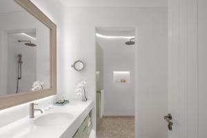 Anantara Santorini Abu Dhabi Retreat-Adults Only的一间浴室