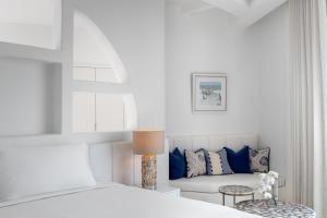 Anantara Santorini Abu Dhabi Retreat-Adults Only客房内的一张或多张床位