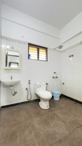 een badkamer met een toilet en een wastafel bij Downtown Manor-Panavila in Trivandrum