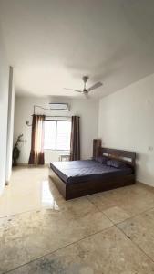 een slaapkamer met een groot bed en een raam bij Downtown Manor-Panavila in Trivandrum