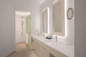 Anantara Santorini Abu Dhabi Retreat-Adults Only的一间浴室