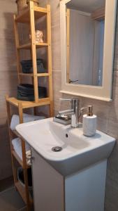 y baño con lavabo blanco y espejo. en Apt22 stylish apartment close of Heraklion center en Heraclión