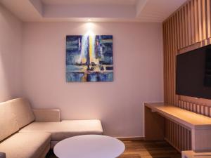 uma sala de estar com um sofá e uma televisão de ecrã plano em Holiday Inn Express Zhangjiakou Park View, an IHG Hotel em Zhangjiakou
