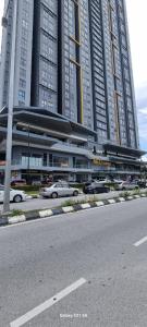 um grande edifício com carros estacionados em frente em Neu Suites Residence KLCC em Kuala Lumpur
