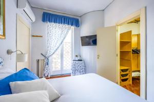 En eller flere senge i et værelse på La Casa Di Bruno Napoli + 145 billeder