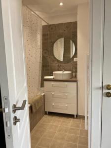 a bathroom with a sink and a mirror at Appartement moderne avec garage et accès métro à 100m in Villeurbanne