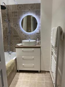 a bathroom with a sink and a mirror at Appartement moderne avec garage et accès métro à 100m in Villeurbanne