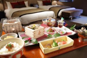 un tavolo con un vassoio di cibo in una camera d'albergo di Hofu Grand Hotel a Hofu