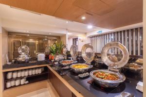 台北的住宿－承攜行旅台北重慶館，包括许多碗食物的自助餐
