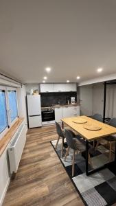 eine Küche und ein Esszimmer mit einem Tisch und Stühlen in der Unterkunft Stadtzauber Apartments in Bad Neuenahr-Ahrweiler