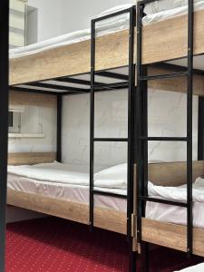 Jansyn Hostel في كاراكول: سريرين بطابقين في غرفة