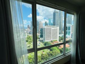 吉隆坡的住宿－Crest residence，享有城市天际线景致的窗户。
