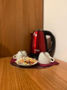 un bollitore per il tè e un piatto di cibo su un tavolo di Hotel B&B Lorenzini Ski a Selva di Cadore