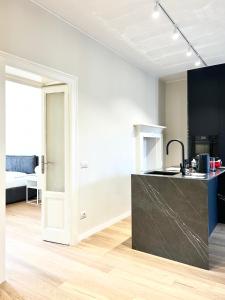 een keuken met een zwart aanrecht in een kamer bij ComeCasa Fashion apartment Mantova in Milaan