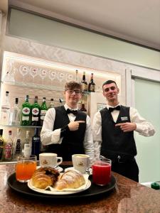 Členové personálu v ubytování Hotel Plaza