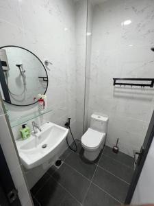 Ett badrum på H&K Residency/Homestay