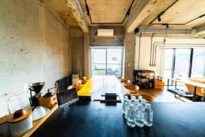 Habitación grande con una mesa con gafas. en Moroisoso モロイソソウ 大型温水プール付 高級貸切ヴィラ BBQ＆プライベートビーチ, en Miura