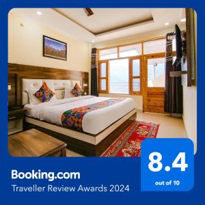 een hotelkamer met een bed en een raam bij FabHotel The Eden in Dharamshala