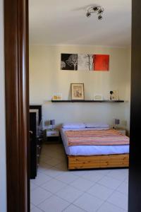 - une chambre avec un lit et deux photos sur le mur dans l'établissement House Near the Center!!, à Florence