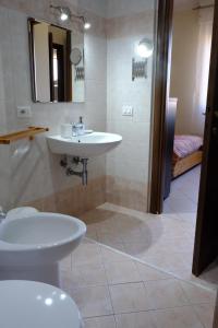 La salle de bains est pourvue d'un lavabo et de toilettes. dans l'établissement House Near the Center!!, à Florence