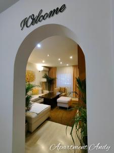 - un salon avec un canapé blanc et une table dans l'établissement Apartment Andy, à Medvode