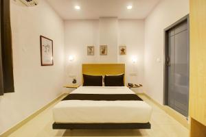 - une chambre avec un grand lit dans l'établissement Casa Grand Hotels Nacharam, à Hyderabad
