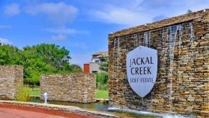 una señal de alto en el costado de una pared de ladrillo en 82 St Andrews Jackal Creek Golf Estate with Backup power & Golf course views, en Roodepoort