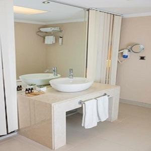 ein weißes Badezimmer mit einem Waschbecken und einem Spiegel in der Unterkunft Anemon Ordu in Altınordu