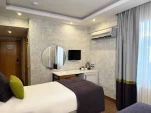 TV a/nebo společenská místnost v ubytování Carlton Hotel Old City