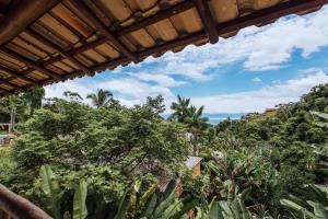 una vista desde el techo de una casa con plantas en Chales do Ademir, en Ilhabela