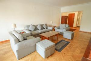 ein Wohnzimmer mit einem Sofa und einem Tisch in der Unterkunft Khaton home in Kairo