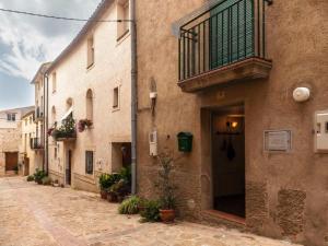 un callejón en un edificio antiguo con balcón en Apartaments La Clotxa - Prat de Comte, en Prat de Comte