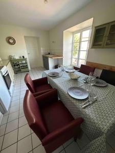 sala de estar con mesa y cocina en Appartement avec grande terrasse, en Saint-Alban-les-Eaux