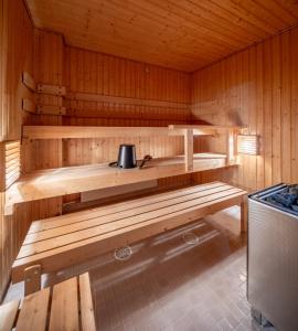 eine Sauna mit Wasserkocher darüber in der Unterkunft Hotelli Visiitti in Ylivieska