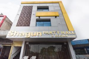 ein Gebäude mit einem Schild, das den Shuri-Partysaal liest und läuft in der Unterkunft Hotel Shagun in Karnal