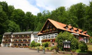 un gran edificio con flores delante en Hotel-Restaurant Jagdhaus Heede, en Hannoversch Münden