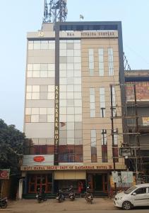 een gebouw met een bord aan de zijkant bij Raj Darbar Hotel in Goddā
