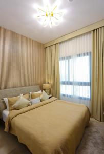 - une chambre avec un grand lit et une grande fenêtre dans l'établissement The Wave Villa - Fujairah, à Fujaïrah