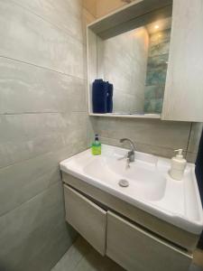 W łazience znajduje się umywalka i lustro. w obiekcie Dolunay jarash w mieście Dżarasz