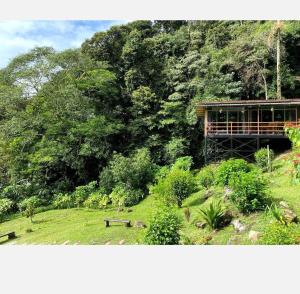 een gebouw midden in een park met bankjes bij J Residence in Kampong Kundassan