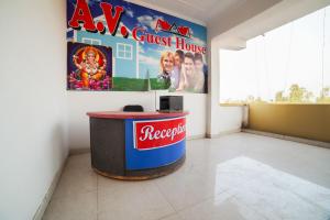 Pokój z napisem coca cola na ścianie w obiekcie OYO Star Guest House w mieście Bara Khera