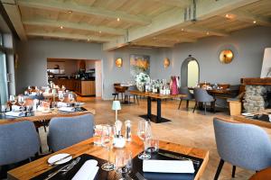 a restaurant with wooden tables and chairs and a dining room at Naturhotel Rebling in Bernried