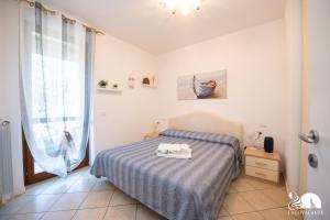 Habitación pequeña con cama y ventana en Casa Blu, en Toscolano Maderno