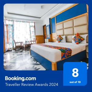 een hotelkamer met een bed en een tafel bij FabHotel Rosewood Inn I in Dharamshala