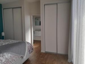 سرير أو أسرّة في غرفة في The Tiny Abode