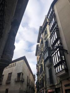 einen Blick auf zwei hohe Gebäude in einer Stadt in der Unterkunft Habitación Centro Pamplona - acceso independiente in Pamplona