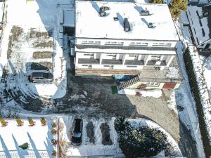 uma vista superior de um edifício na neve em Willa Wladyslaw - centrum Krynicy, parking w cenie! em Krynica-Zdrój