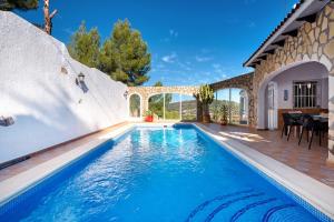 einen Pool in einem Hof mit einem Haus in der Unterkunft Guillard in Pedreguer