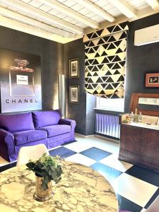 un soggiorno con divano viola e tavolo di 48 Fourty Eight Luxury Suites a Roma