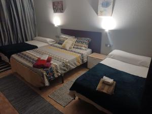 um quarto de hotel com duas camas num quarto em Alojamientos O Camiño em Sigüeiro